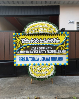 Papan Bunga Duka di Bumi Agung
